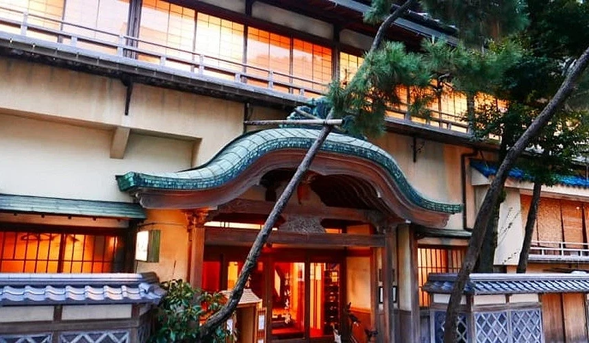 传统木造建筑搭配优雅唐破风玄关旅馆
