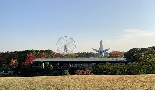 萬博紀念公園的太陽之塔與秋楓