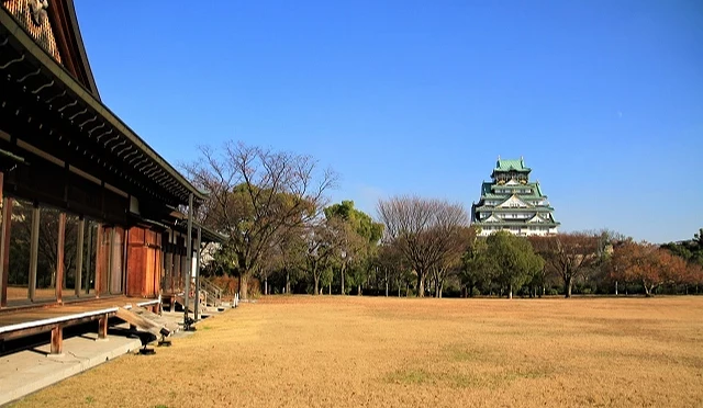 從西之丸庭園遠看天守閣