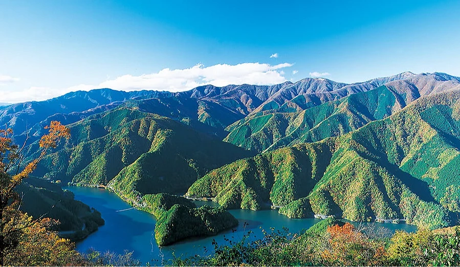 绿色山脉前面有蓝色的湖