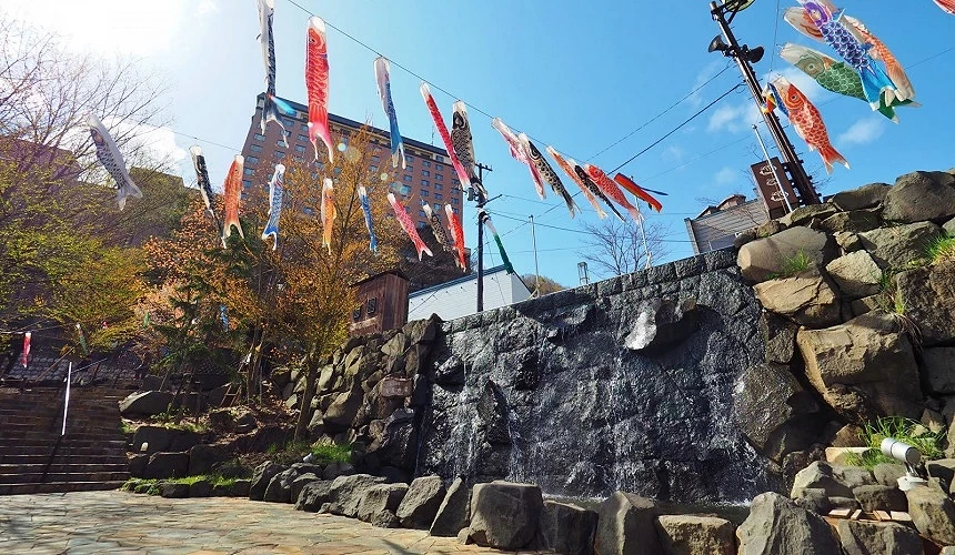 定山溪鲤鱼旗景致