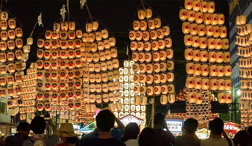 秋田竿灯祭晚上的祭典景色