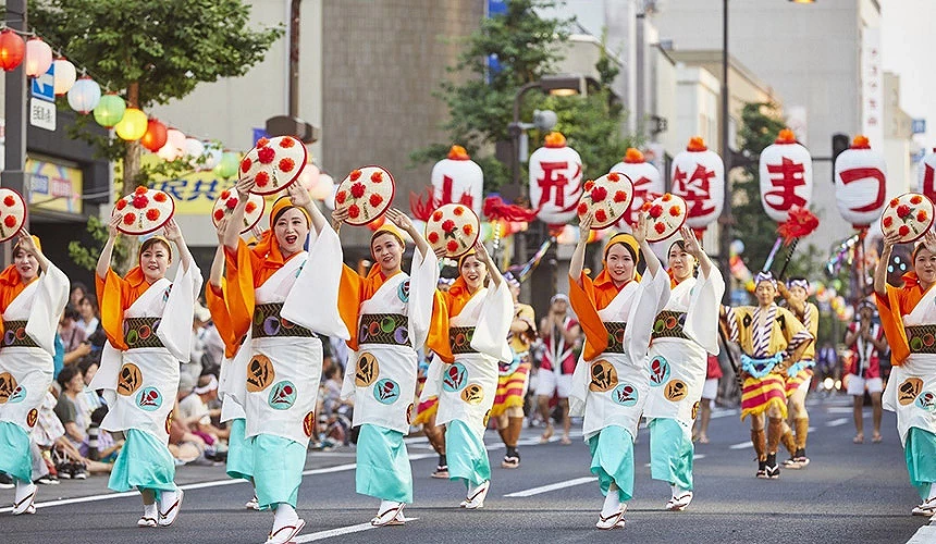 山形花笠祭的花笠舞蹈巡游