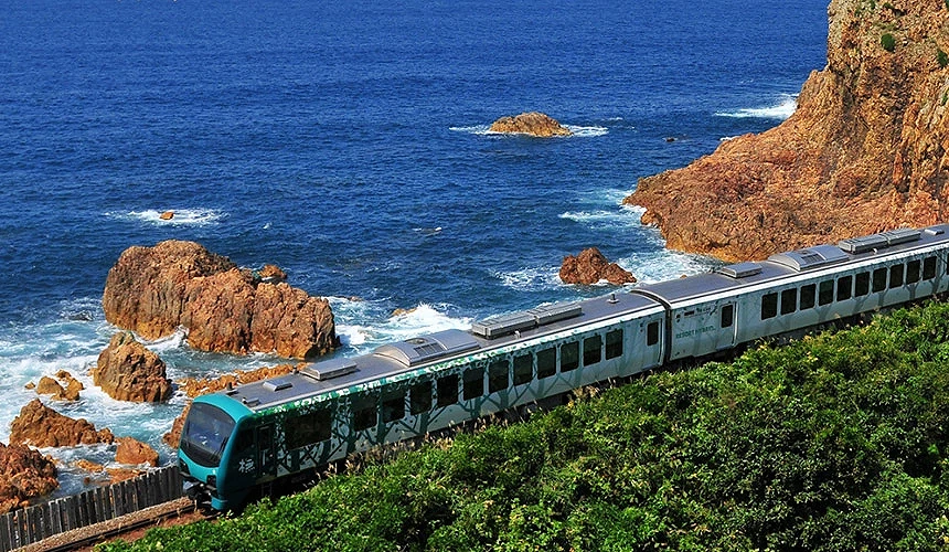 Resort白神号在日本海侧行驶