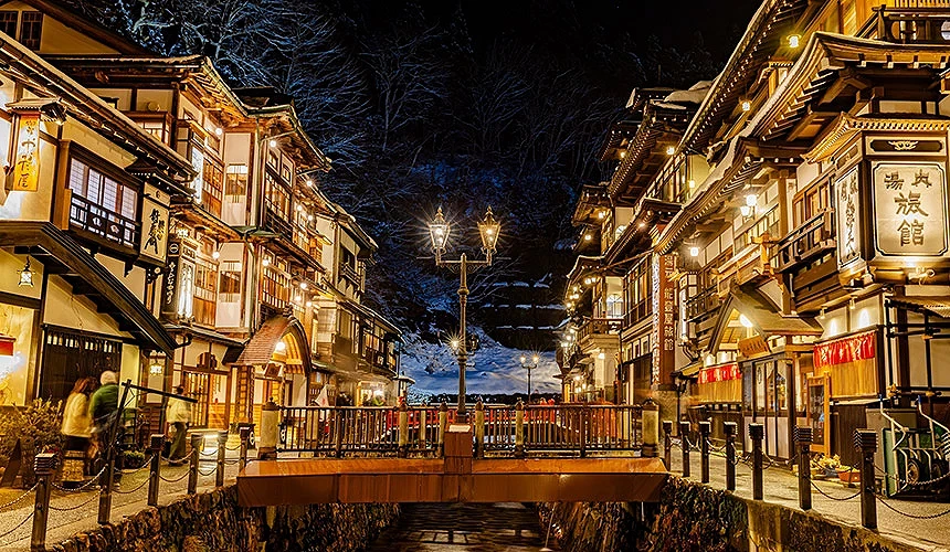 银山温泉的温泉街夜景