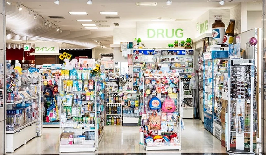 日本药妆店入口,陈列各式日用品与药品