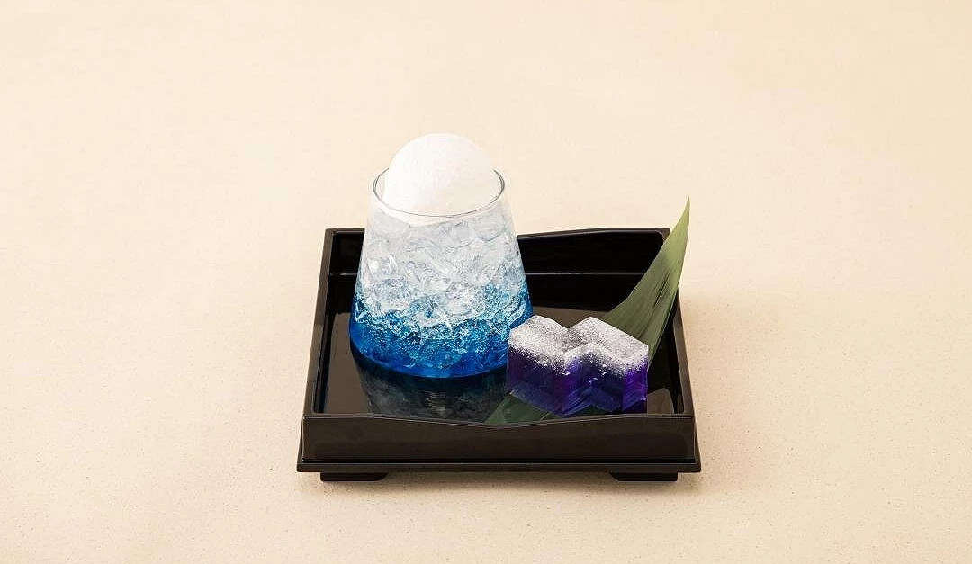 玻璃杯中裝著藍色漸層飲品