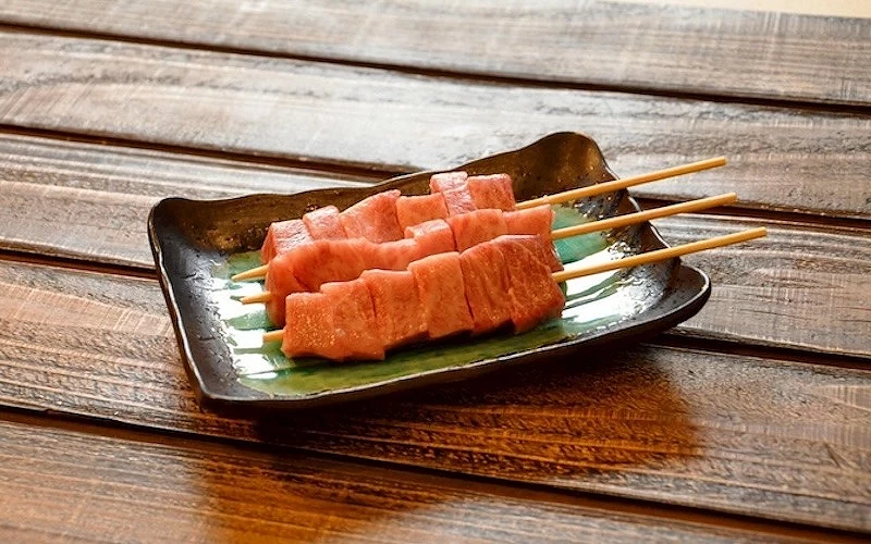 岐阜高山老街「高山拉麵 Sanmachi」配菜｜飛驒牛串燒