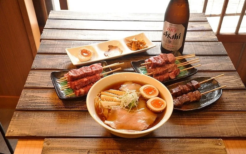 岐阜高山老街「高山拉麵 Sanmachi」料理，飛驒牛串燒加拉麵搭配啤酒