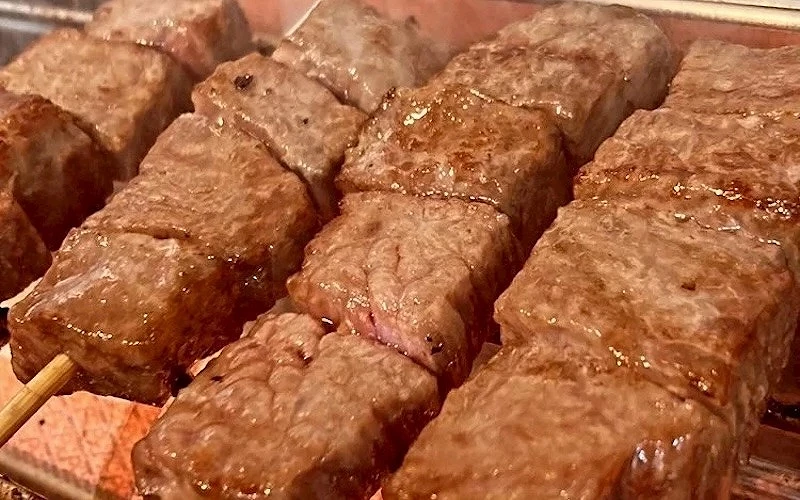 岐阜高山老街「高山拉麵 Sanmachi」配菜｜飛驒牛串燒近照，肉汁多