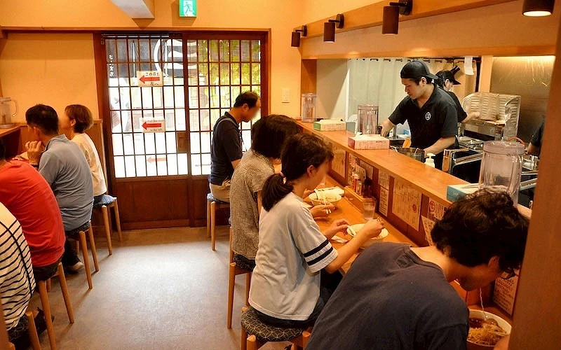 岐阜高山老街「高山拉麵 Sanmachi」店舖內觀，客人眾多