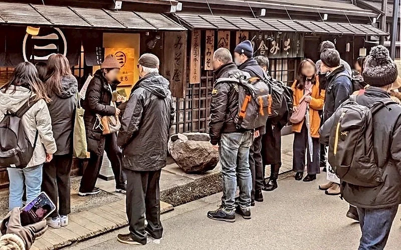 岐阜高山老街「高山拉麵 Sanmachi」外觀｜排隊人潮眾多