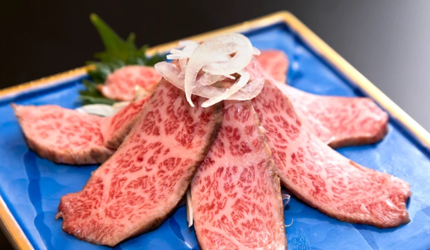 特選頂級松阪牛燒肉片,油花分佈如大理石紋理