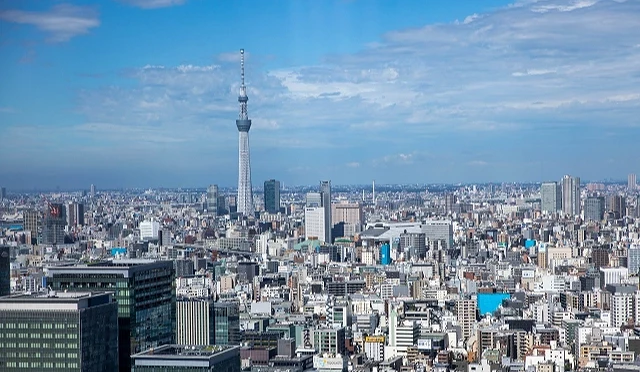 從遠處拍出晴空塔明顯比周遭的建築物高