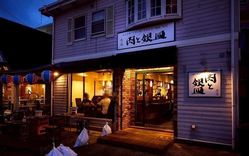 白色建築物外觀牆上有寫著日文的白色招牌