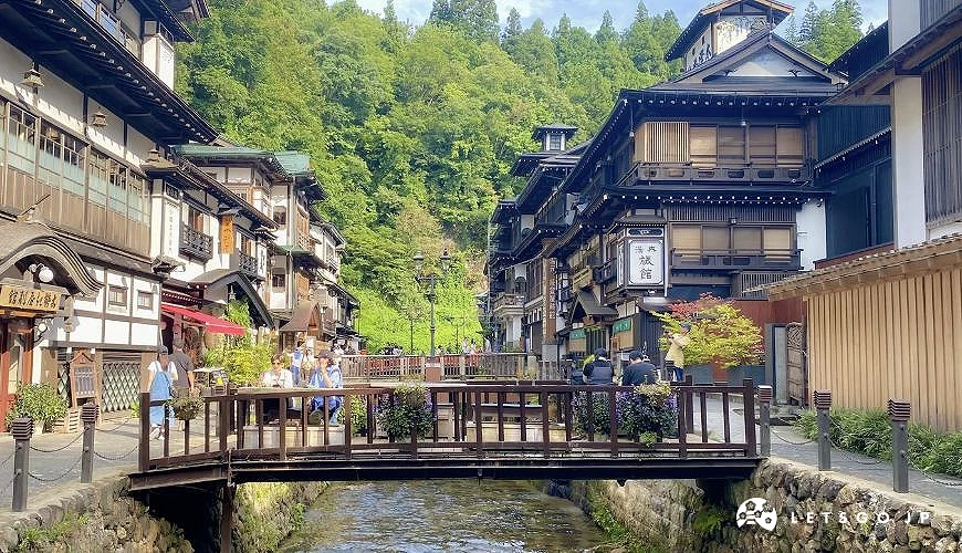 銀山溫泉街河岸木造建築