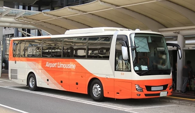 停靠在成田机场航厦外的利木津巴士(Airport Limousine Bus)