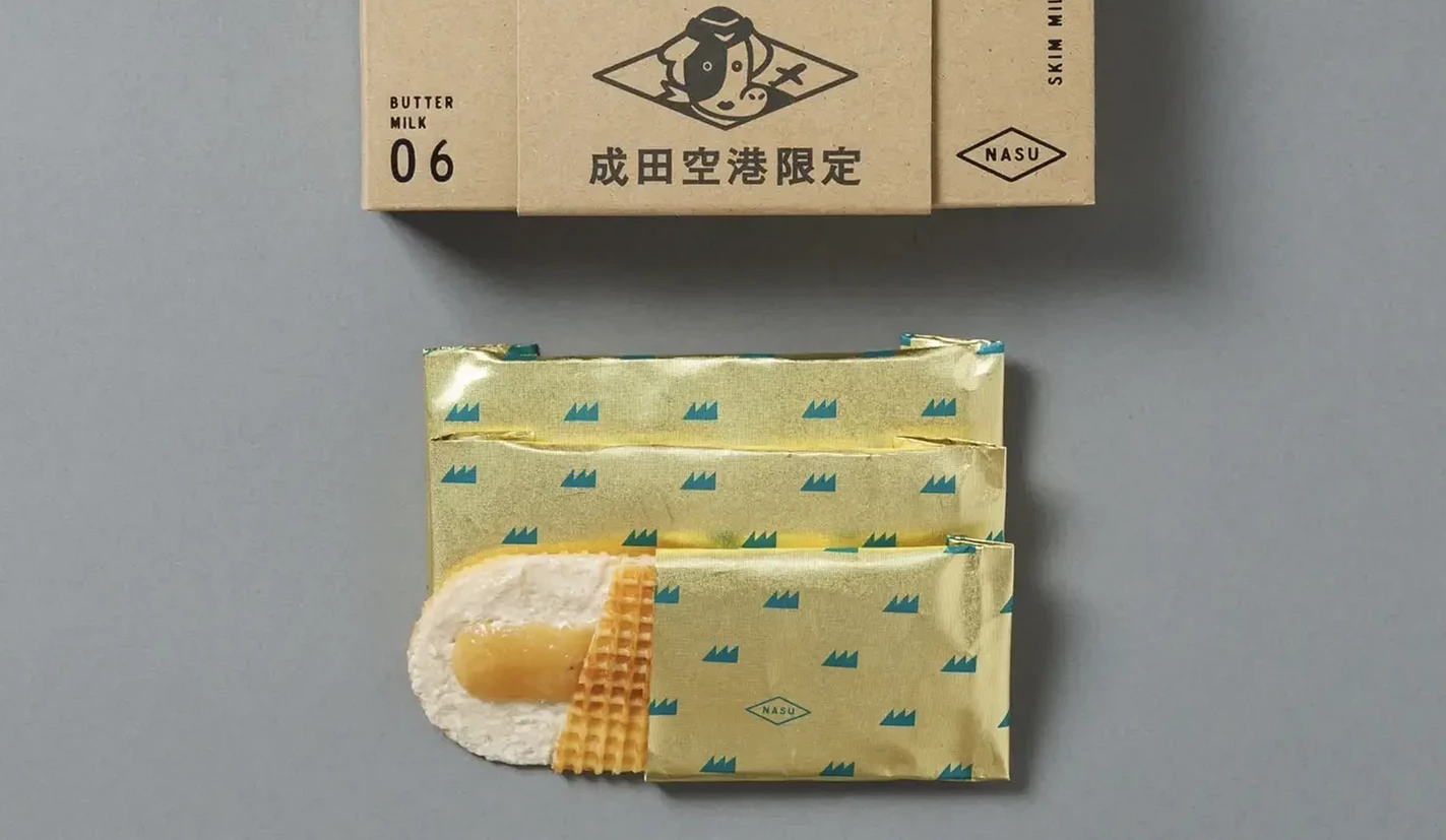 成田机场限定的「奶油的表亲」甜薯风味点心,金色包装与内馅剖面图