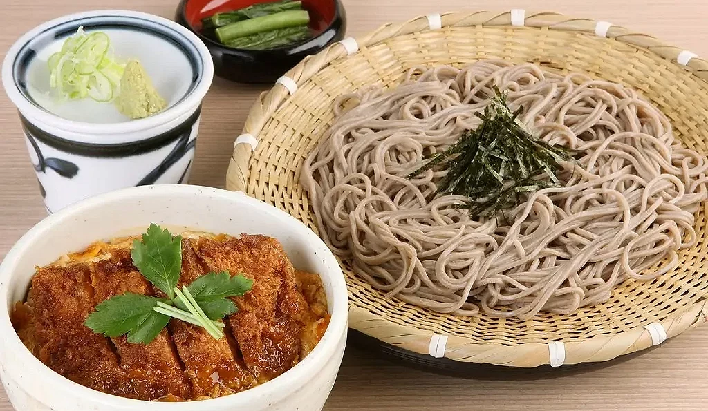 成田机场美食,信州荞麦面处 SOJIBOU 的招牌套餐,包含炸猪排丼与手打荞麦冷面