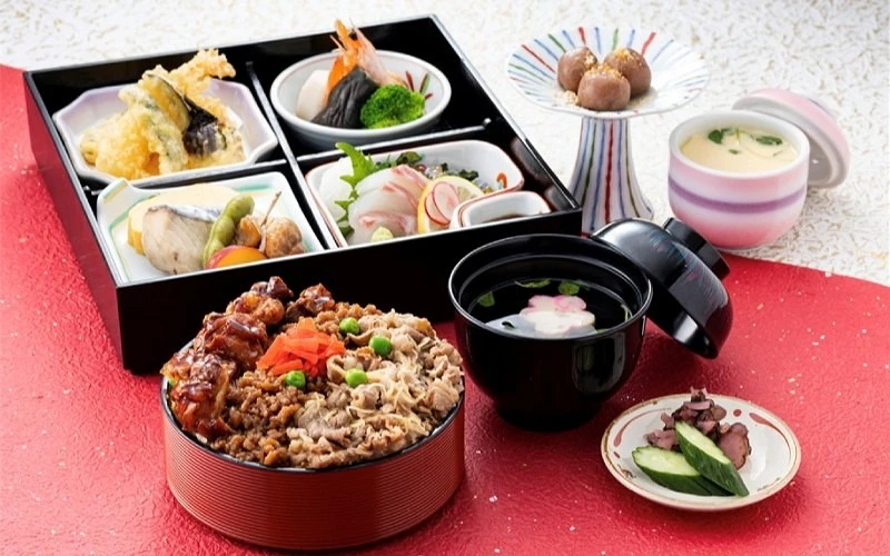 便當組合含牛肉飯、炸物、刺身、茶碗蒸與味噌湯