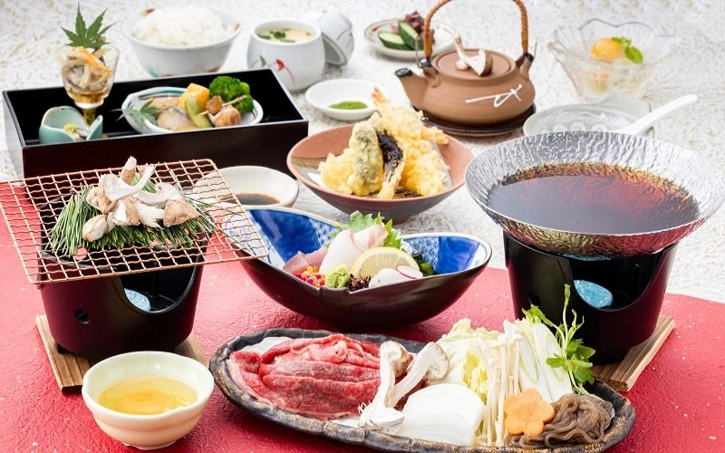 日式會席料理含壽喜燒、刺身、天婦羅與烤魚