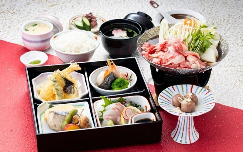 壽喜燒與日式便當組合,附白飯、湯與甜點