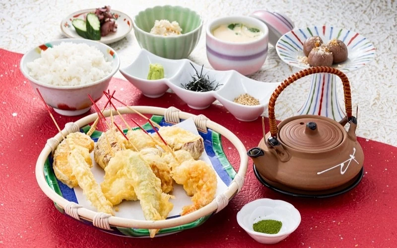 炸物天婦羅套餐,搭配白飯、茶碗蒸與甜點