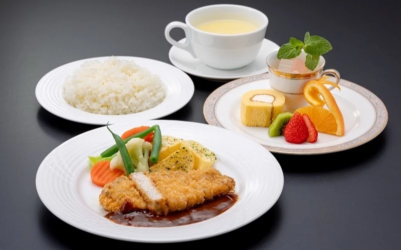 西式套餐含豬排、蔬菜、白飯、玉米濃湯與水果甜點