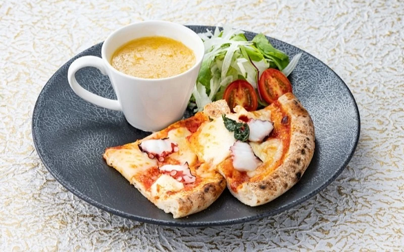 番茄起司披薩搭配南瓜濃湯與生菜沙拉