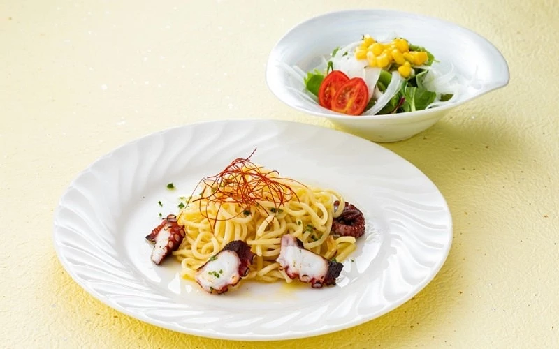 章魚義大利麵搭配生菜沙拉