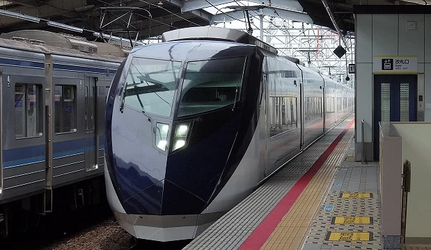 東京成田機場 Skyliner 特急列車停靠月台,藍白配色的流線型外觀