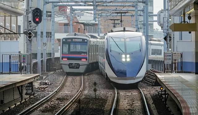 Skyliner 與京成本線普通車在站內交會