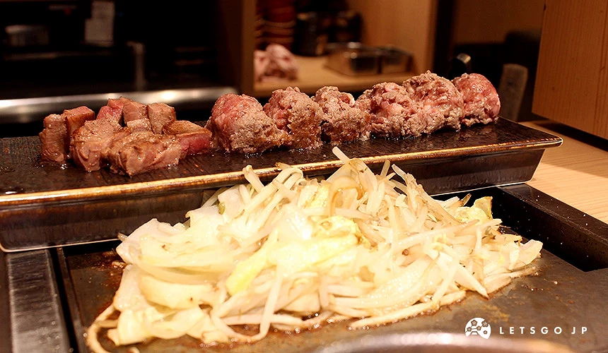 職人桌邊現煎,漢堡排會以半熟狀態上桌,客人可依喜好自行加熱享用。