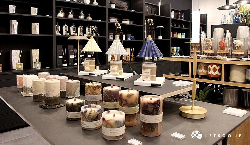 推薦水泥基底或精美容器款的香氛蠟燭。