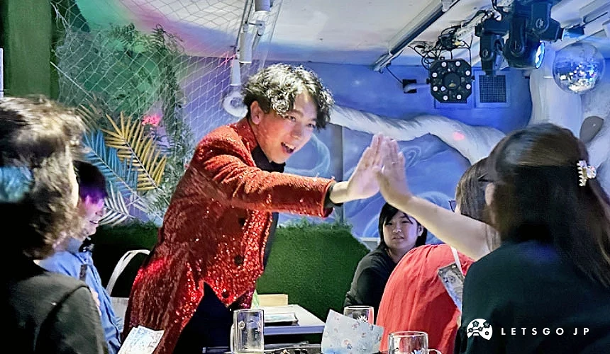 不只欣賞舞台魔術,魔術師也會下來與觀眾互動