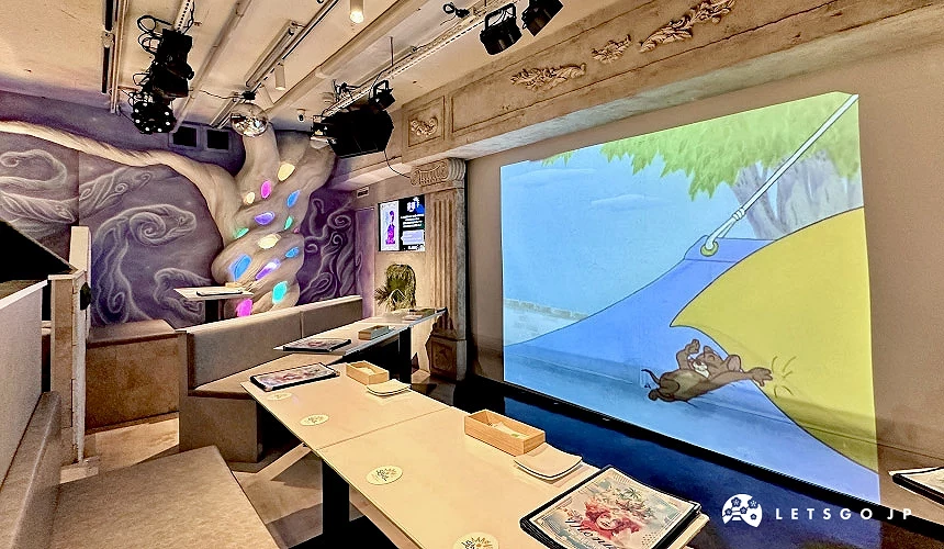 用餐座位採階梯式設計,且與舞台距離極近,表演前會播放動畫影片