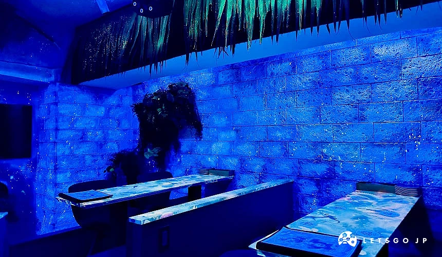 伴隨燈光變化,牆面與桌面會浮現隱藏的螢光圖案