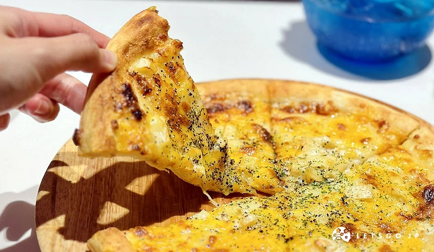 呈現金黃色的「四種起士披薩」,焦香四溢,起士控必點!