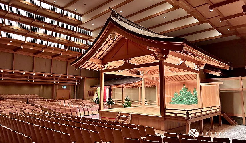 「名古屋能樂堂」內的舞台與觀賞座位區