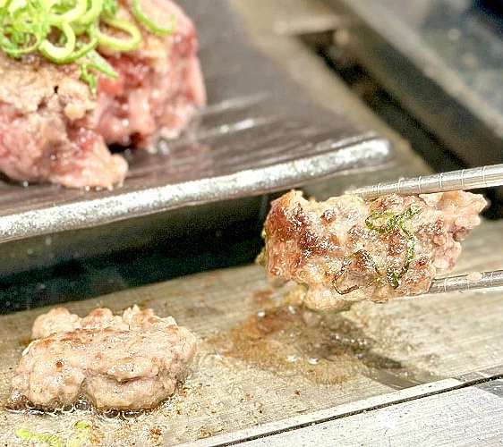 漢堡肉非常多汁,吃起來香甜且肉味十足
