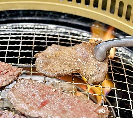 燒肉在鐵往上烤得吱吱作響