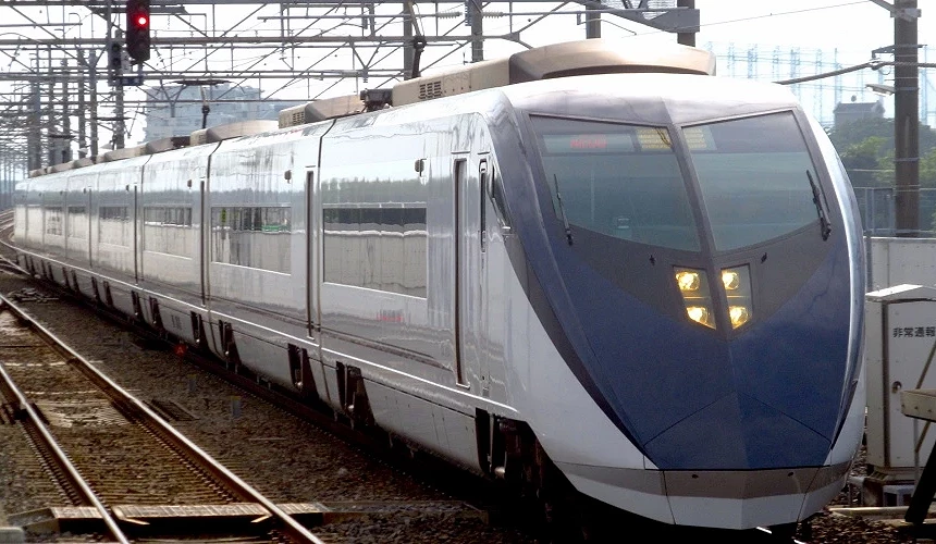 京成 Skyliner 列车以高速行驶于铁轨上