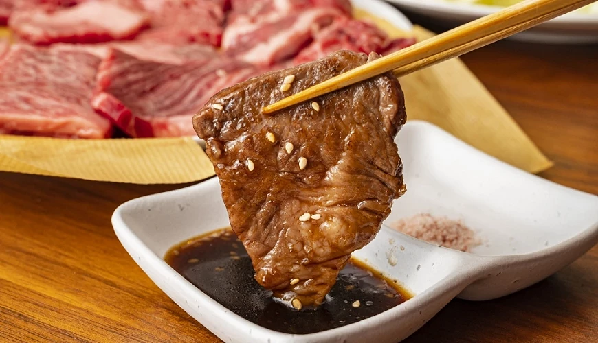 以筷子夹肉蘸酱