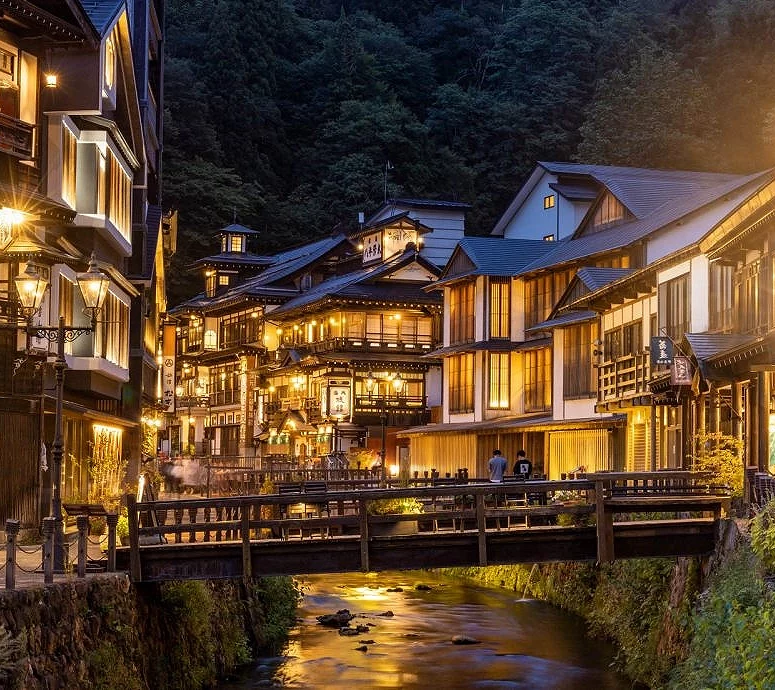 黄昏时点灯后的银山温泉街
