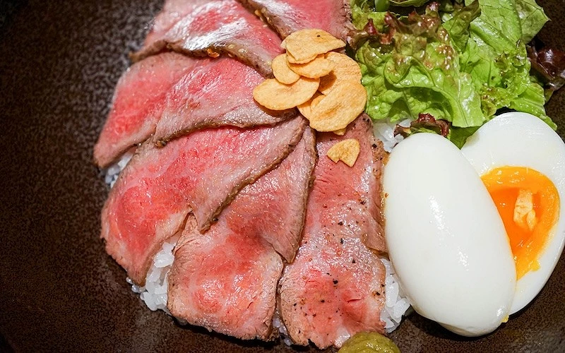 有沙拉有和蛋的烤牛肉丼飯