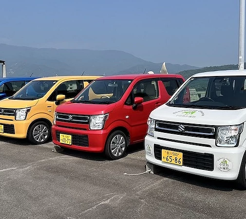 黃色紅色與白色小型車停放於港口停車場
