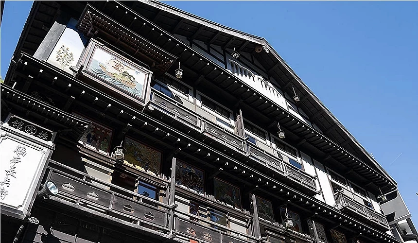 怀旧风格的白墙黑瓦日式旅馆建筑