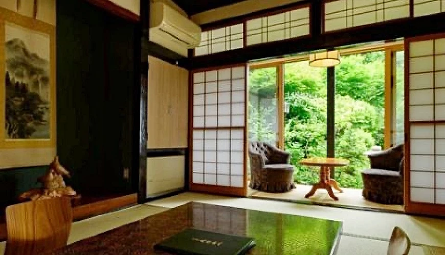 日式温泉旅馆客房内,窗外有绿意