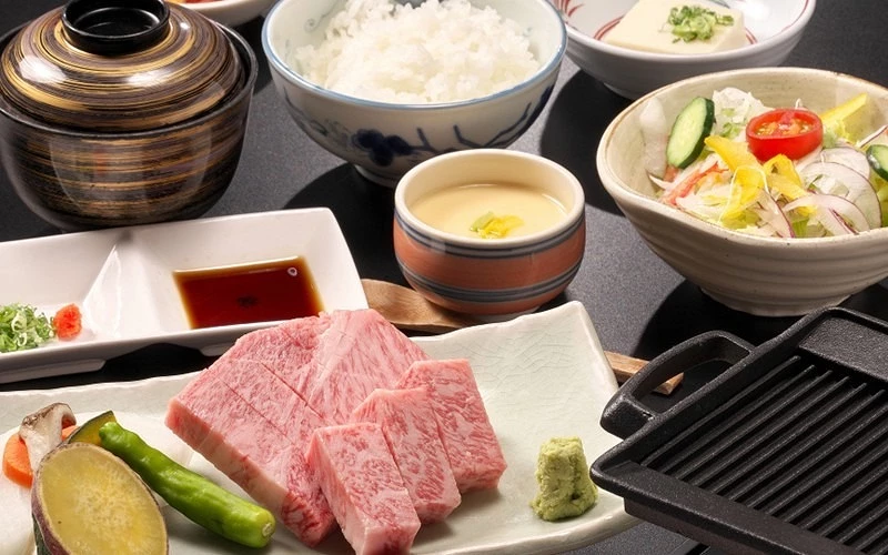 日本高級飛驒牛套餐，搭配沙拉、茶碗蒸與白飯的和風料理，旅客必嚐飛驒高山美食