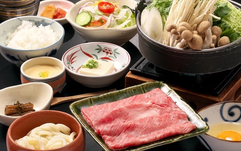 飛驒牛烏龍壽喜燒套餐，嚴選飛驒牛與新鮮蔬菜火鍋，附白飯烏龍、沙拉與日式小菜